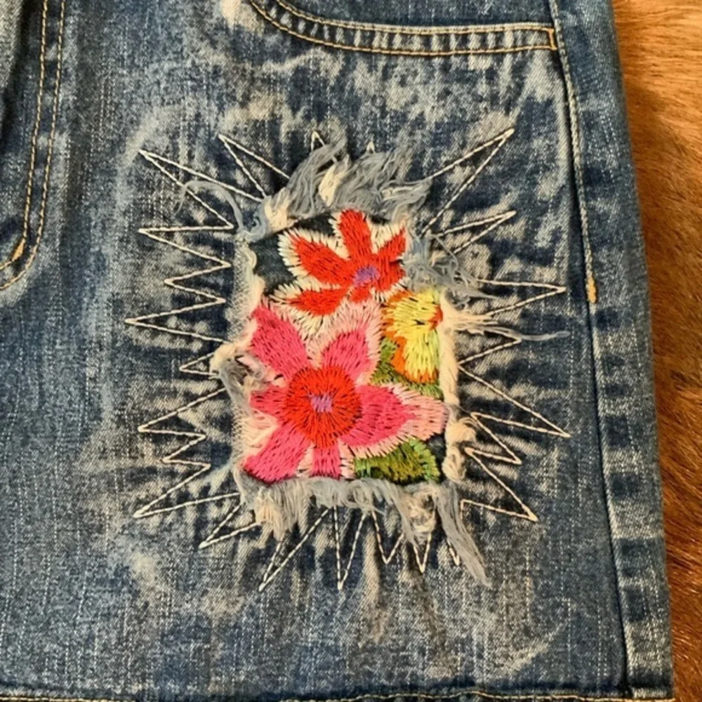 Pick a boo embroidered flowers Mini jeans skirt SZ 16 - Picture 5 of 10